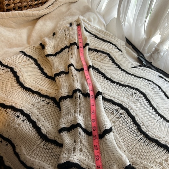 Lane Bryant Crochet Sweater Sz 22/24 scalloped hem & Sleeves White w/ Black Trim - Picture 7 of 7